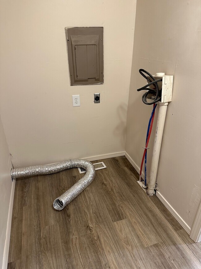 Building Photo - 1306 N Walnut St