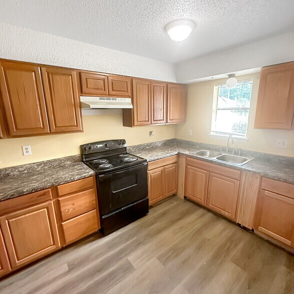 Building Photo - 405 Hickory Hill Dr