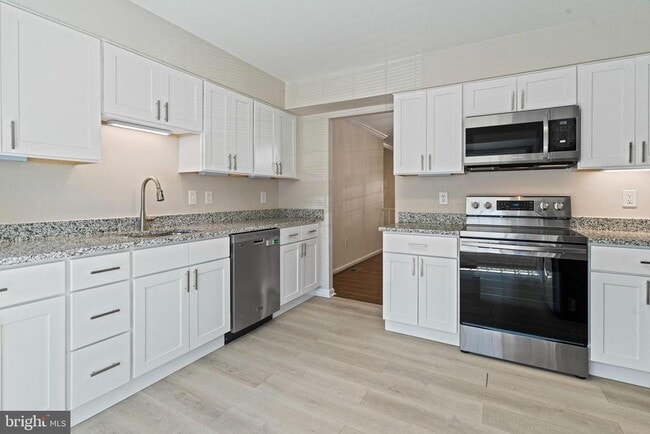 Building Photo - 6632 Green Ash Dr