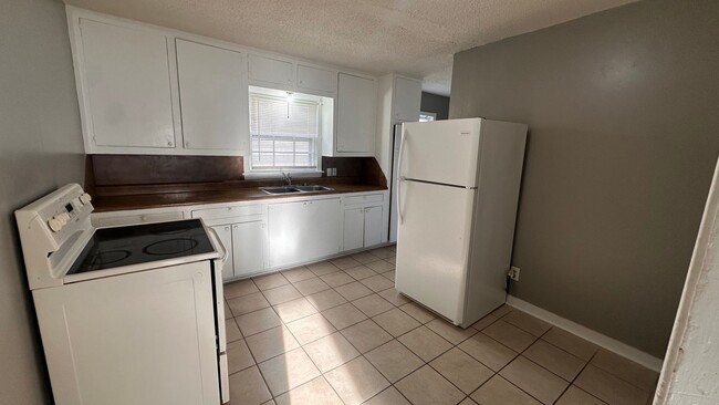 Building Photo - $995 - 3 bed 1 bath - Single Family Home