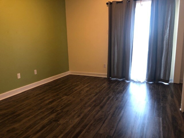 Large bedroom - 2450 Wickersham Ln