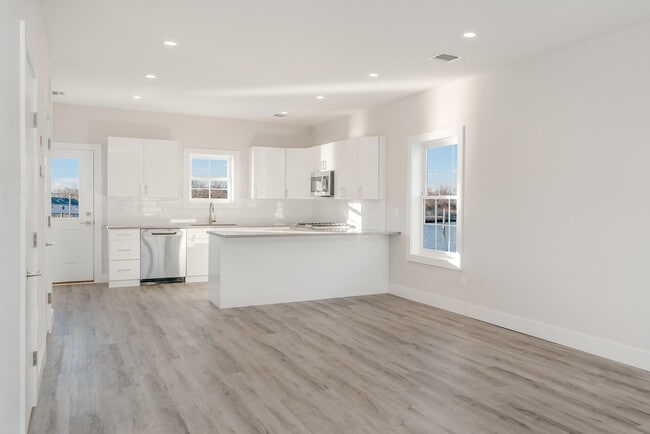 Building Photo - 2818 Ocean Ave