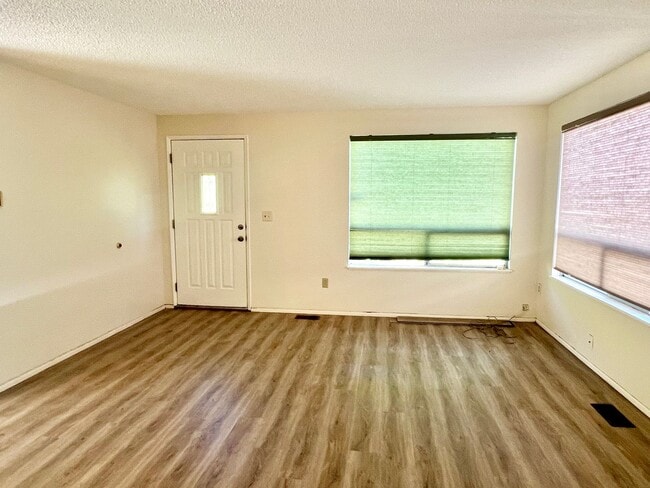 Building Photo - South Tabor Neighborhood Home with Spaciou...