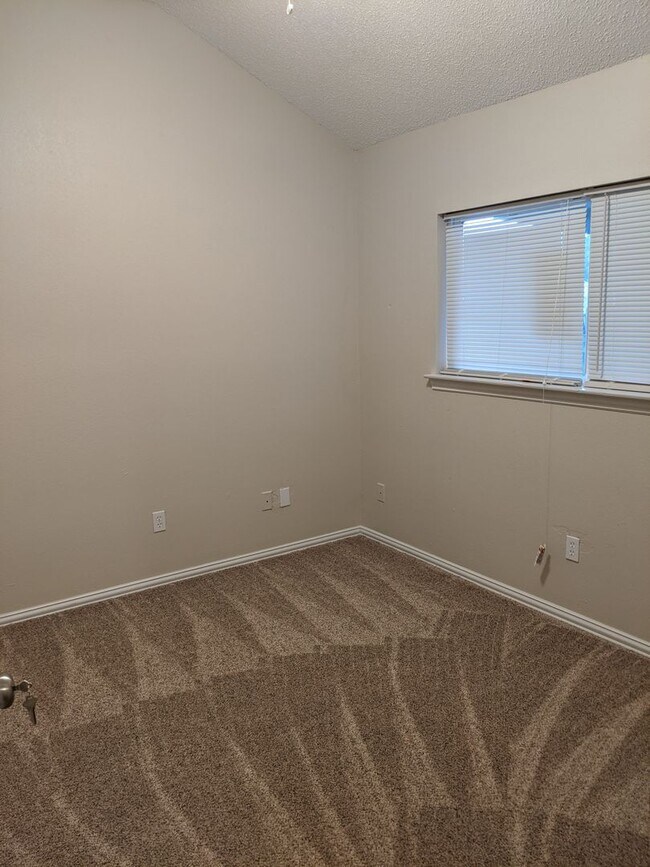 Building Photo - Spacious 3 Bedroom 2 Bath Half of Duplex A...