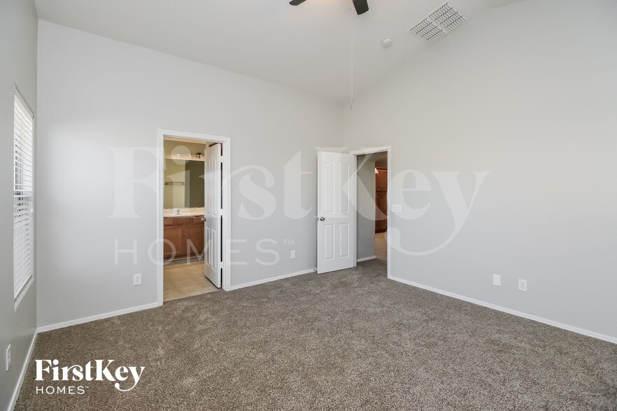 Building Photo - 480 W Dexter Way