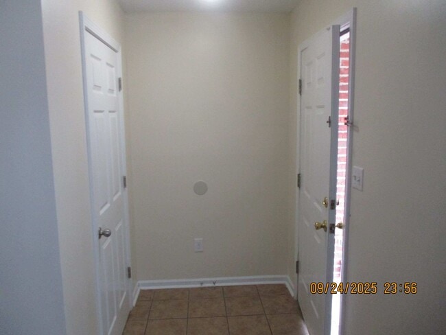 Building Photo - 228 Glade Ln