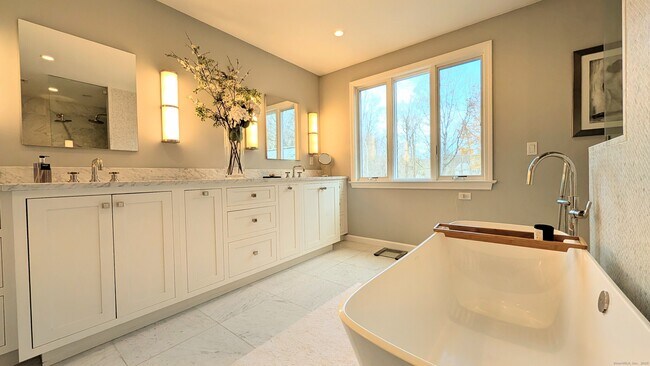 Building Photo - 40 Hull Pl