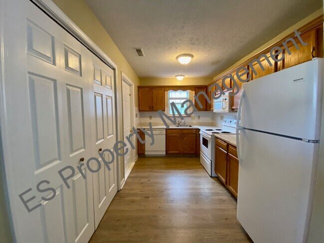 Building Photo - Great 3 Bedroom 2 Bathroom Ranch Style Hom...