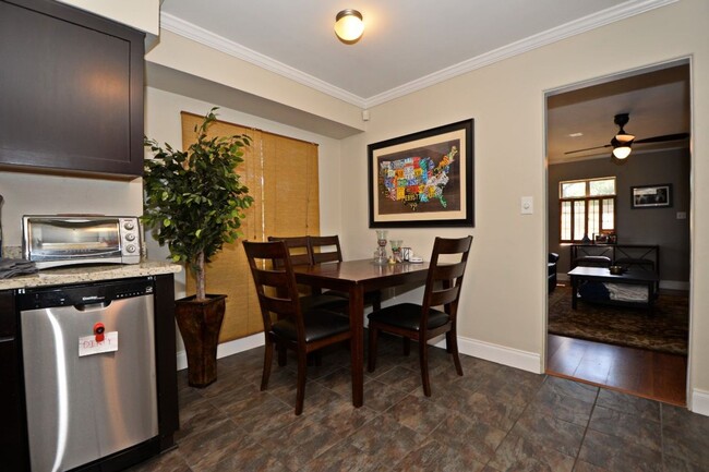 Building Photo - 2 Bedroom, 1 Bath - Lancaster Park /SODO