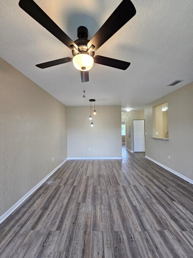 Building Photo - 1063 Golden Lakes Blvd