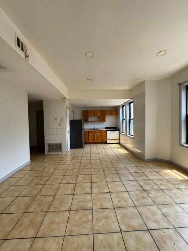 Building Photo - 47 Milford Ave