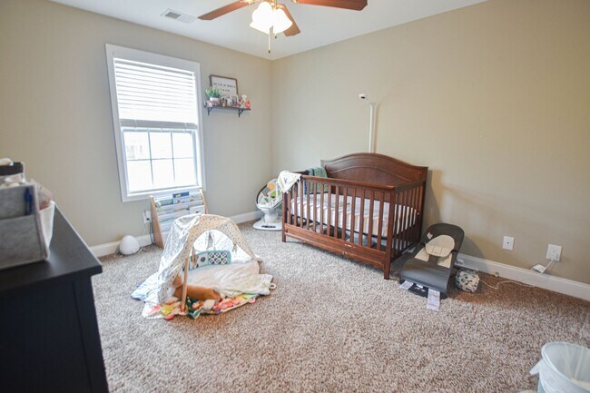 Building Photo - Pet Friendly Three Bedroom with Bonus in Rossview!