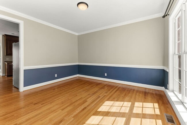 Building Photo - Large home with 5 bedrooms in Brickshire