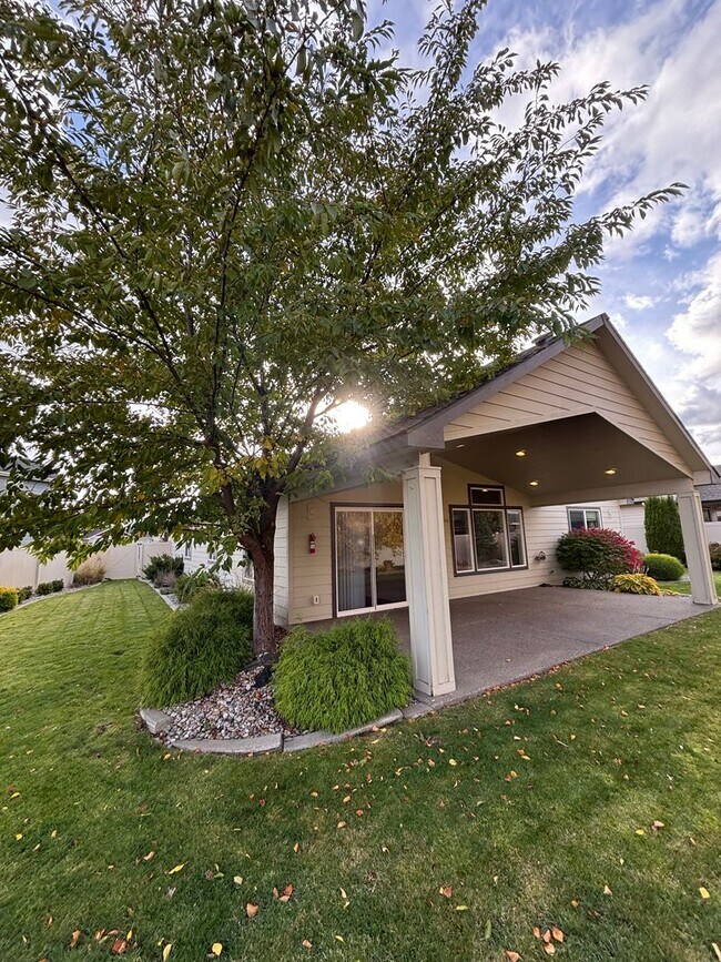 Building Photo - Beautiful 4-Bedroom, 3-Bathroom Home with ...