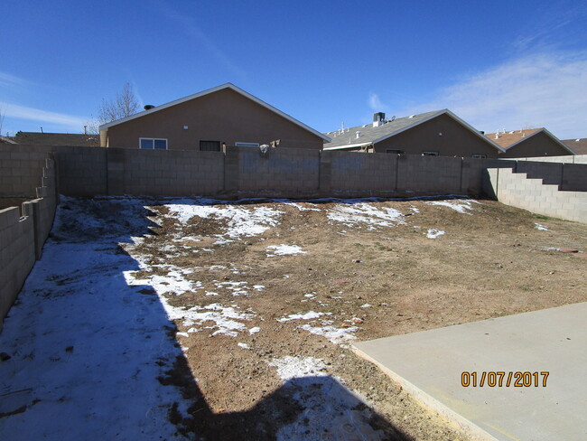 Building Photo - SW 3BR 2 Bath 2 car garage 1050SF