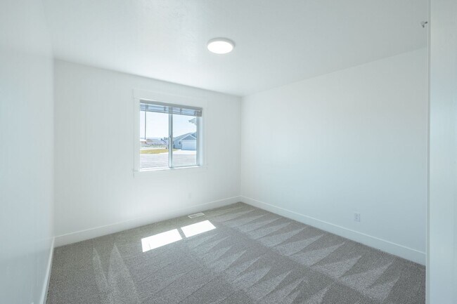 Building Photo - 5 BED 3 BATH HOME IN IDAHO FALLS WITH 2 STALL GARAGE, AC, FENCED YARD
