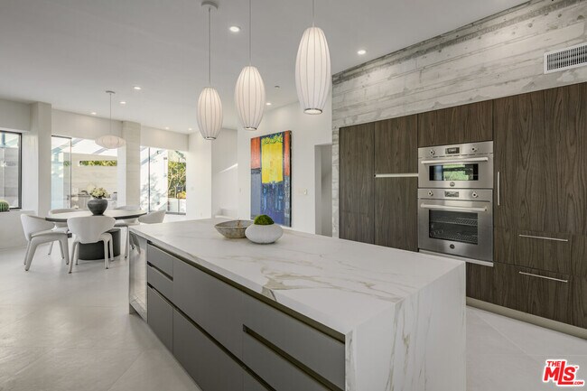 Building Photo - 8896 Lookout Mountain Ave