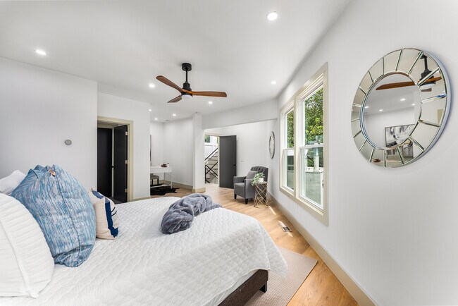 Building Photo - 335 Eureka Dr NE