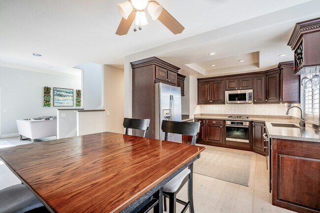 Building Photo - 815 W 15th St