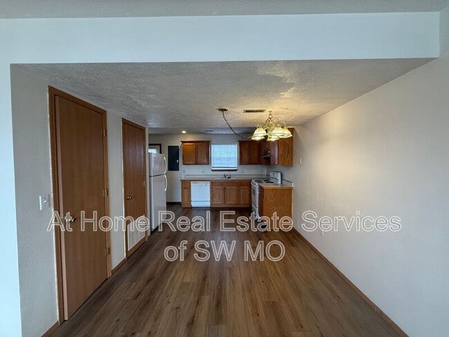 Building Photo - 743 Kings Carriage Rd