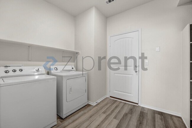 Building Photo - Unit
