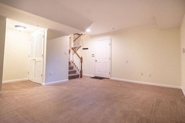 Building Photo - 719 N Vermont St