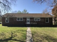 Building Photo - 707 Ward Dr