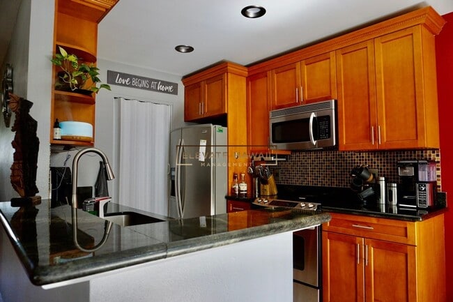 Building Photo - CHARMING & MODERN 2 BED 2 BATH 2 PARKING T...