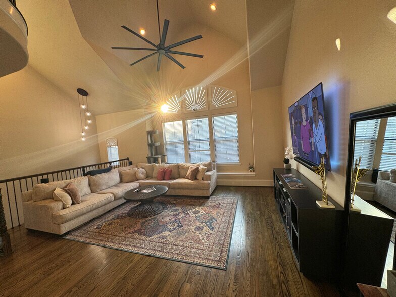 Building Photo - 1387 Studer St