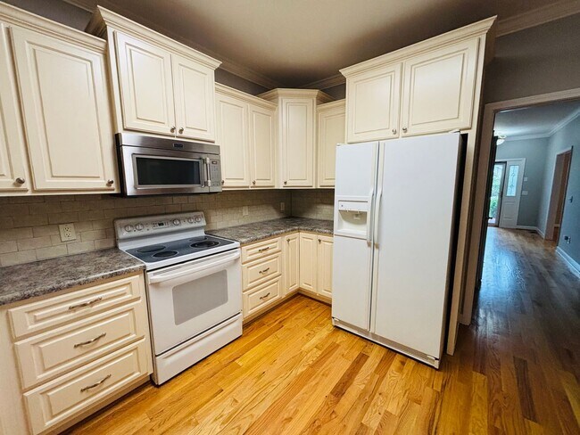 Building Photo - * RE-RENTAL AVAILABLE 7/15/26 * 3 Bedroom 2.5 Half Bath Townhouse with 2 Car Garage
