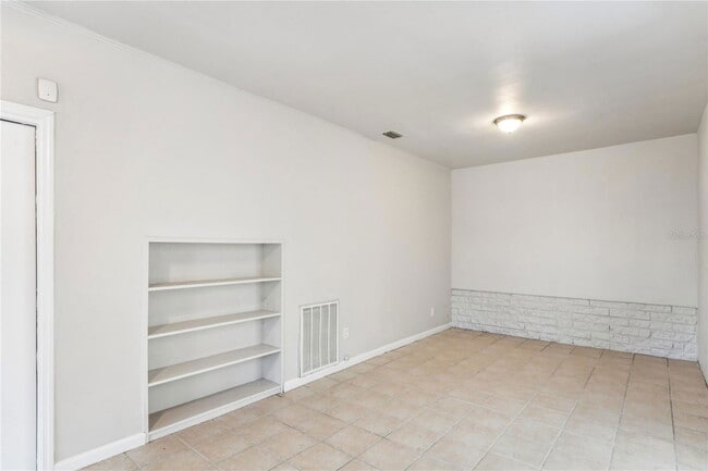 Building Photo - 1470 Overlea St