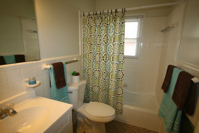 Building Photo - Renovated Apartment Near Duke West / W&D / Garden Plots