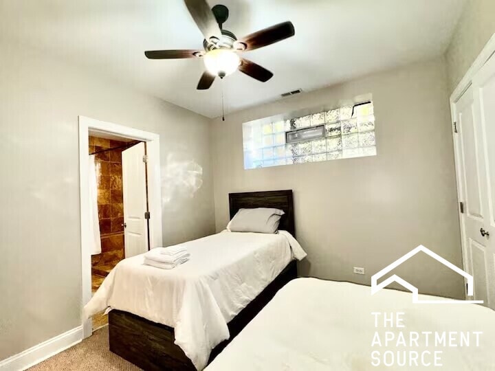 Building Photo - 3935 S Wells St