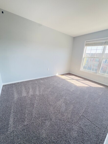 Building Photo - 50 Versailles Ct