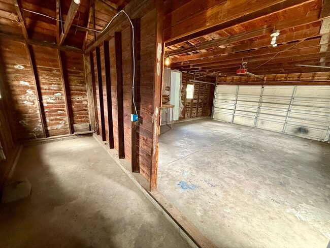 Building Photo - 1329 Elm St