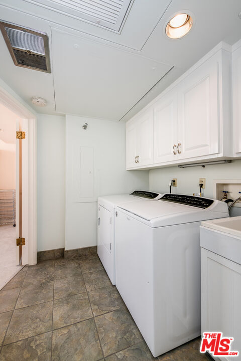 Building Photo - 450 N Maple Dr