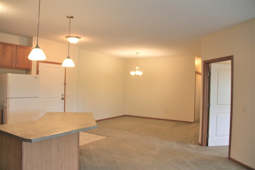 Building Photo - 2103 Silver Bell Rd