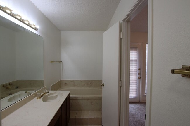 Building Photo - Available Now! 2 Bedroom 2 BathTownhome!