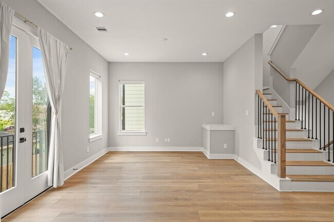 Building Photo - 823 Woodcrest Dr