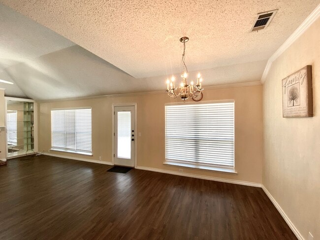 Building Photo - Introducing this inviting 3-bedroom, 2-bat...