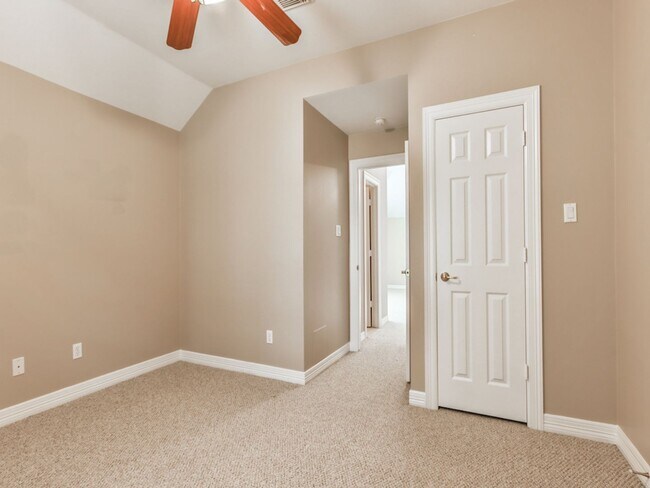 Building Photo - FORE Bedrooms in Del Lago!