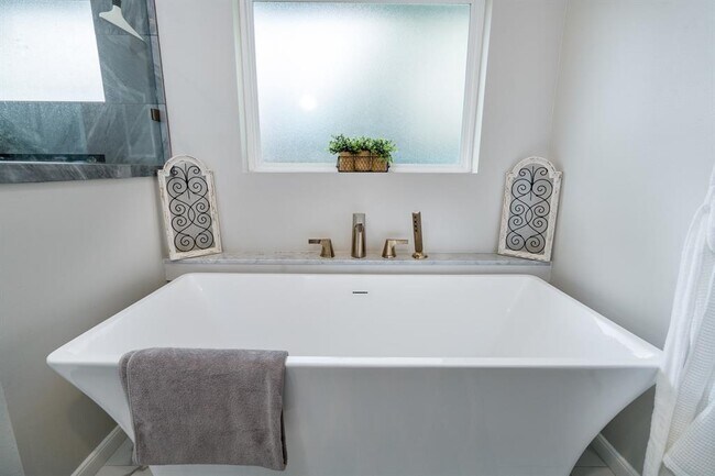 Building Photo - 9127 Highcrest Dr