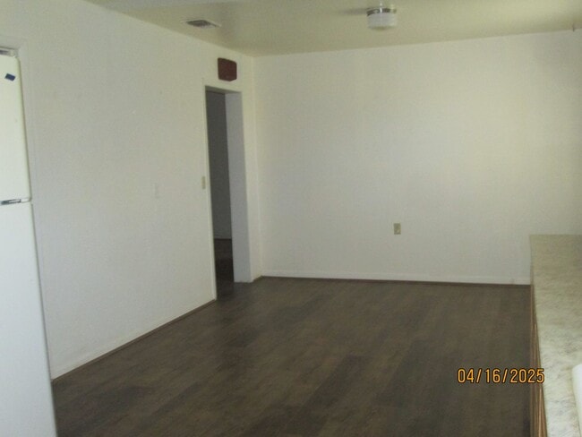 Building Photo - HOUSE -- 3 bedrooms, 2 bathrooms