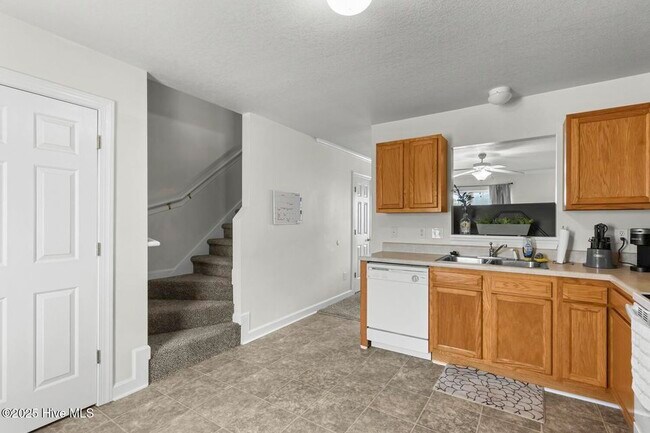 Building Photo - 100 Ashwood Dr