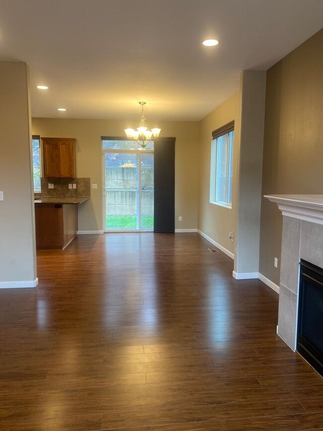 Building Photo - Beautiful Spacious 3 Bedroom/2.0 Bathroom ...