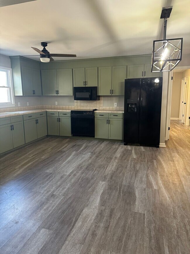 Building Photo - HOME AVALIABLE FOR RENT ON 2 ACRES! **RENT SPECIAL, $500 OFF FIRST FULL MONTH RENT**