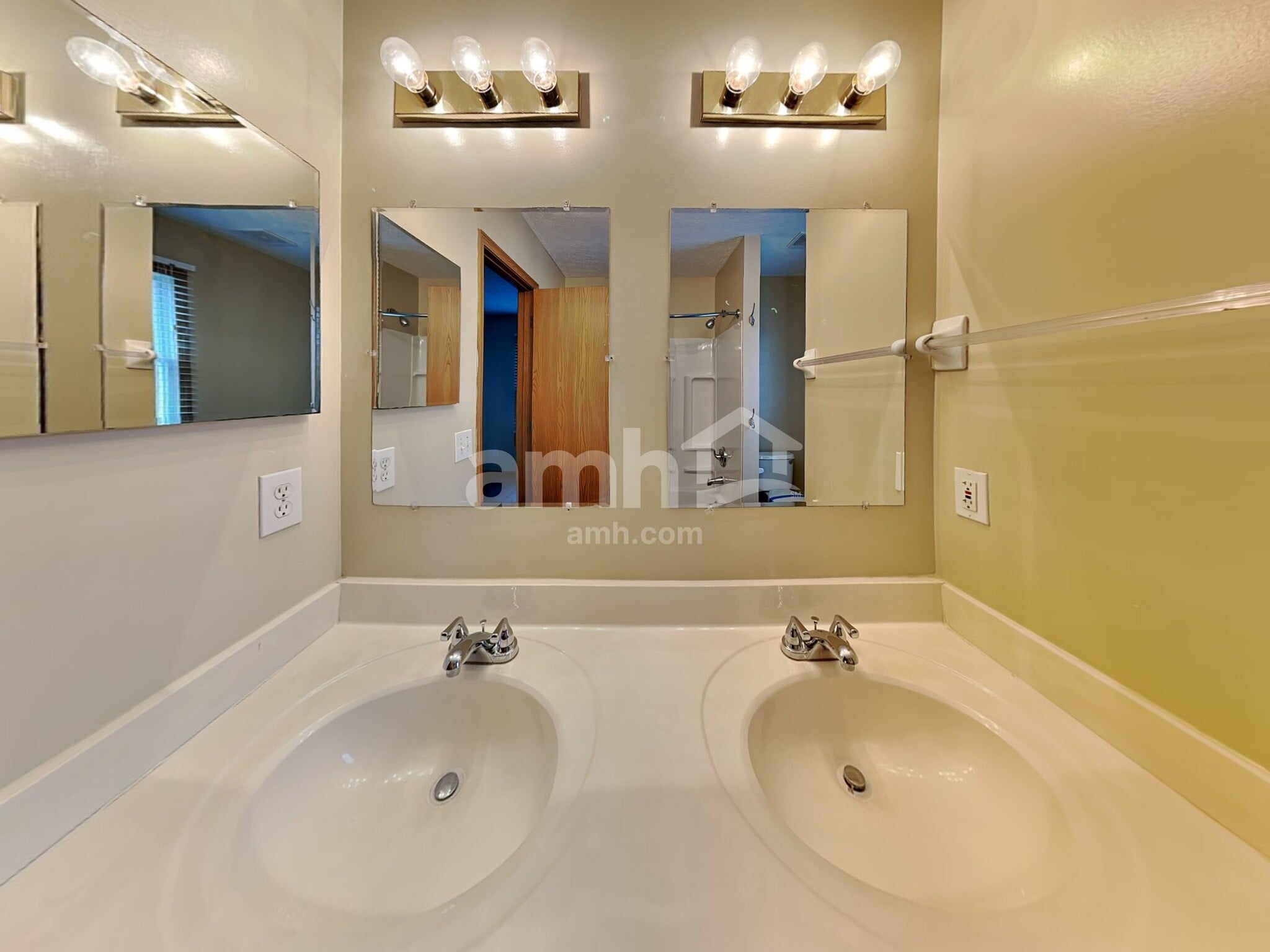 Building Photo - 1840 Pine Grove Pl