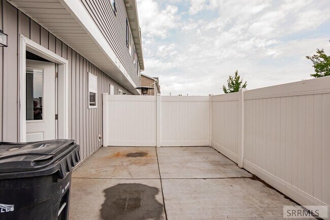 Building Photo - 564 Trails End