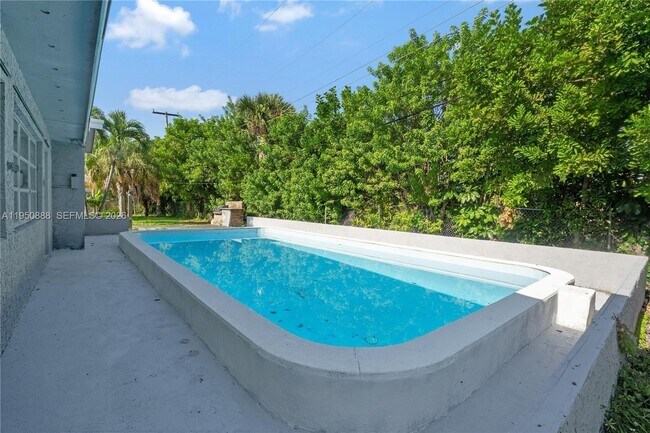 Building Photo - 3303 NW 37th Ave