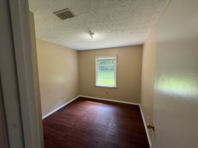 Building Photo - SELF TOURING AVAILABLE - Nice House with F...